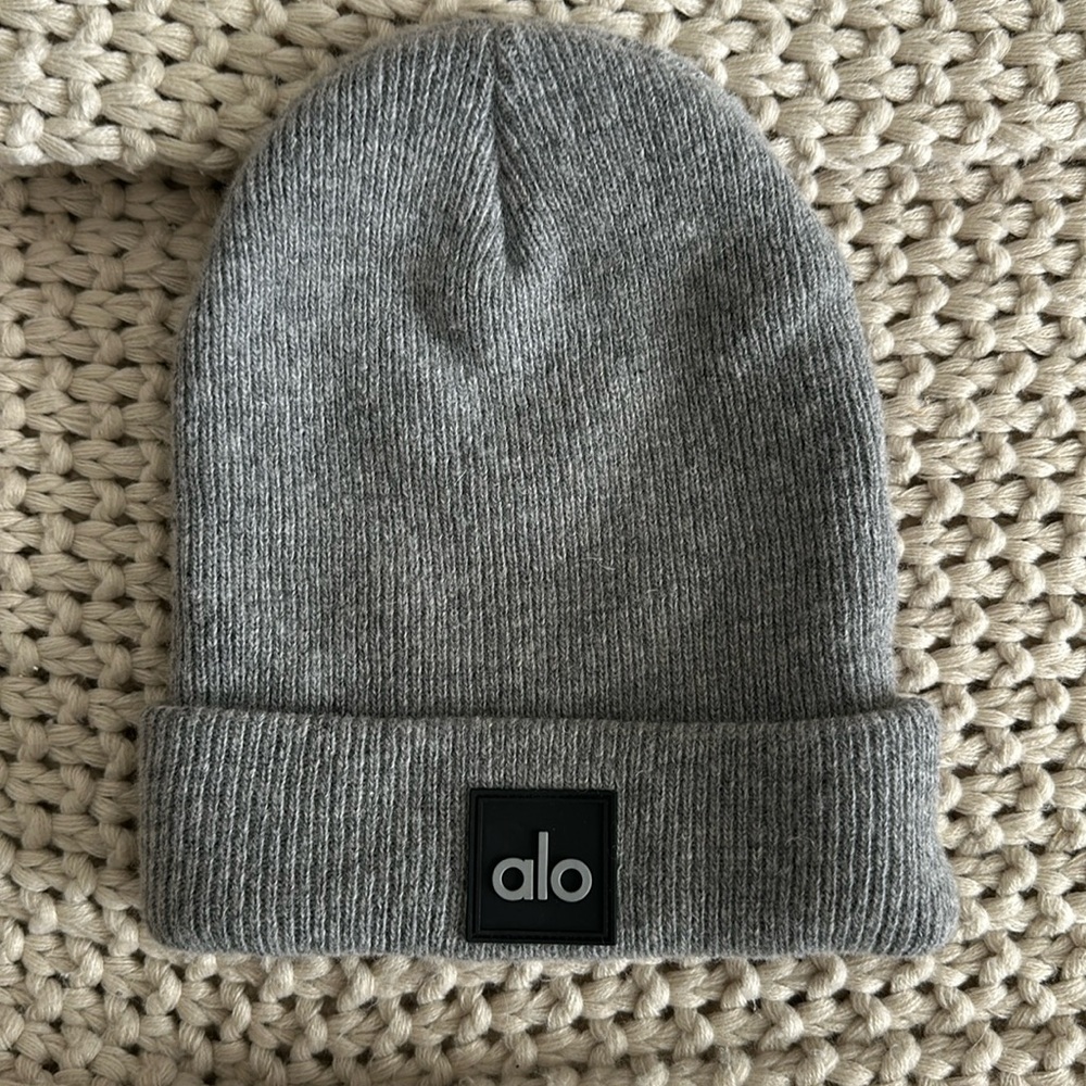 Alo Yoga grey beanie
